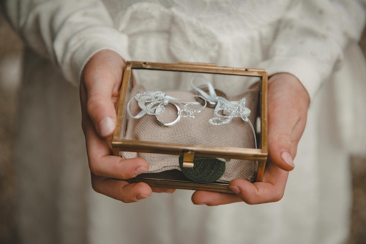 Merci à @eline_mft et Antoine pour leur confiance, de supers souvenirs ❤️
•
#rad_couples #radlovers #Weddingphotoinspiration #authenticlovemag
#Unbeaujour #sinspirersemarier  #Wildhairandhappyhearts #Weddingpresets #photographeparis #photographemariage #photographemariageparis #photographemariagefrance #alliance