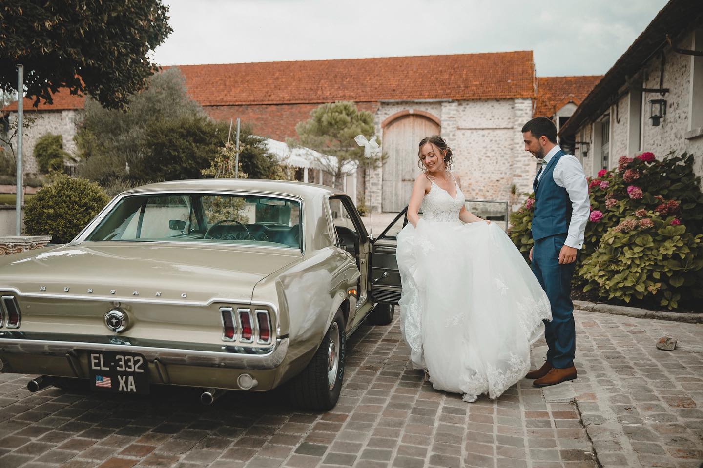 Merci à @eline_mft et Antoine pour leur confiance, de supers souvenirs ❤️
•
#rad_couples #radlovers #Weddingphotoinspiration #authenticlovemag
#Unbeaujour #sinspirersemarier  #Wildhairandhappyhearts #Weddingpresets #photographeparis #photographemariage #photographemariageparis #photographemariagefrance #mustang