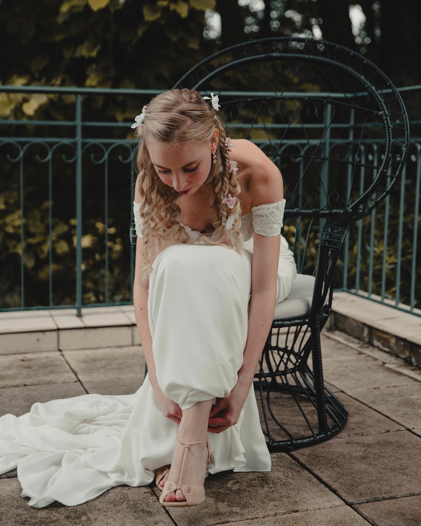 Préparatifs de la mariée 👰🏼‍♀️
•
#rad_couples #radlovers #Weddingphotoinspiration #authenticlovemag
#Unbeaujour #Bridalsparkle #sinspirersemarier #WDOfficial #Wildhairandhappyhearts #Weddingpresets #photographeparis #photographemariage #photographemariageparis #photographemariagefrance