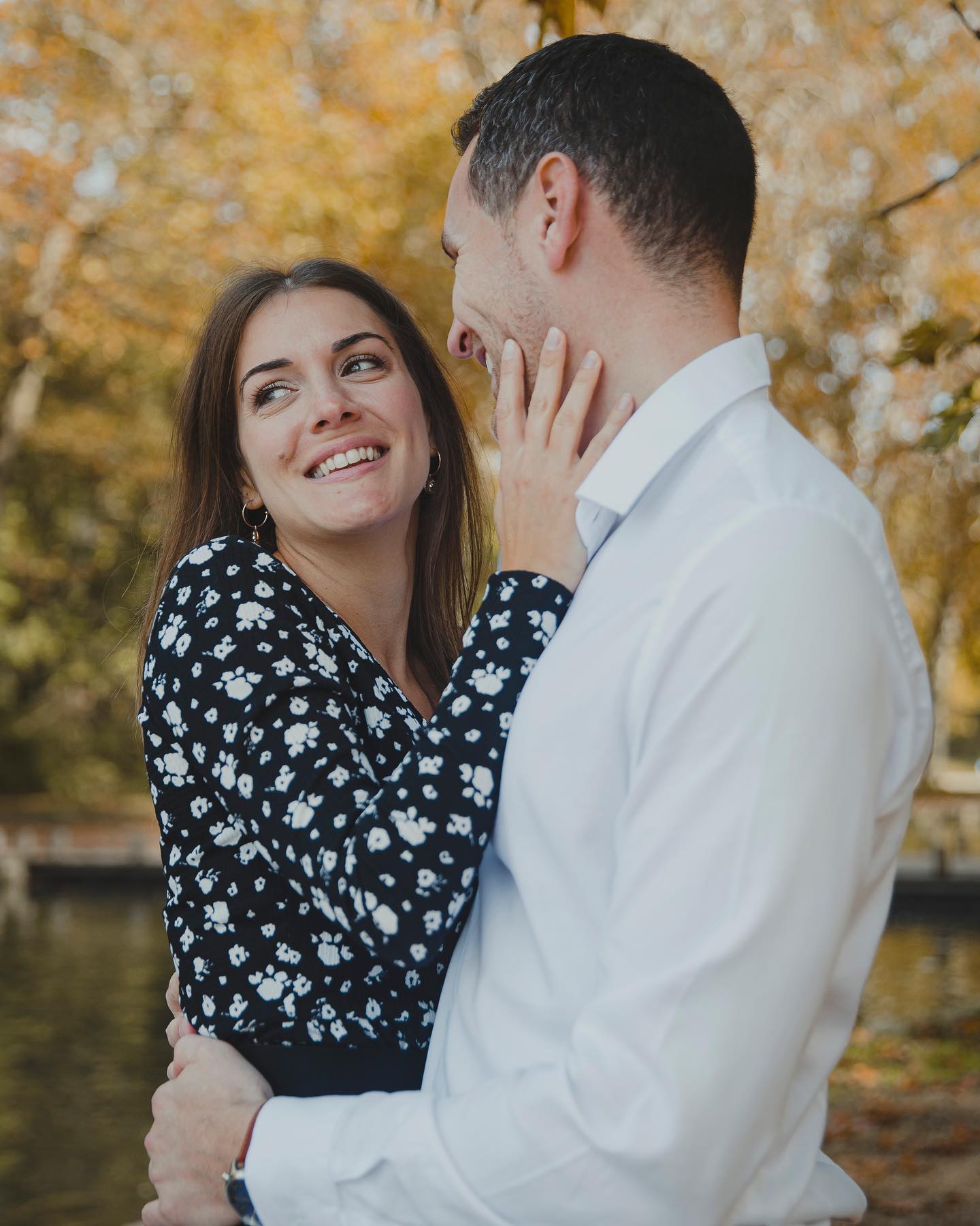 Petite séance engagement des futurs mariés 🤍 @estelleollivier1 & @fabienxplod 
•
#rad_couples #wedding2023 #Weddingphotoinspiration #authenticlovemag
#Unbeaujour #Bridalsparkle #sinspirersemarier #WDOfficial #Wildhairandhappyhearts #Weddingpresets #photographeparis #photographemariage #photographemariageparis #photographemariagefrance