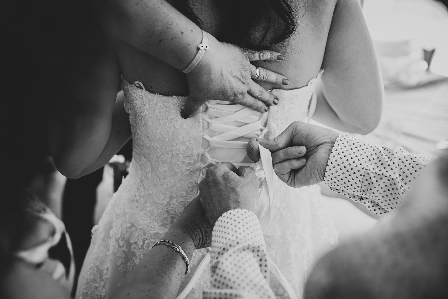 Préparatifs de la mariée 👰🏼‍♀️ 
•
#rad_couples #wedding2022 #Weddingphotoinspiration #authenticlovemag
#Unbeaujour #Bridalsparkle #sinspirersemarier #WDOfficial #Wildhairandhappyhearts #Weddingpresets #photographeparis #photographemariage #photographemariageparis #photographemariagefrance