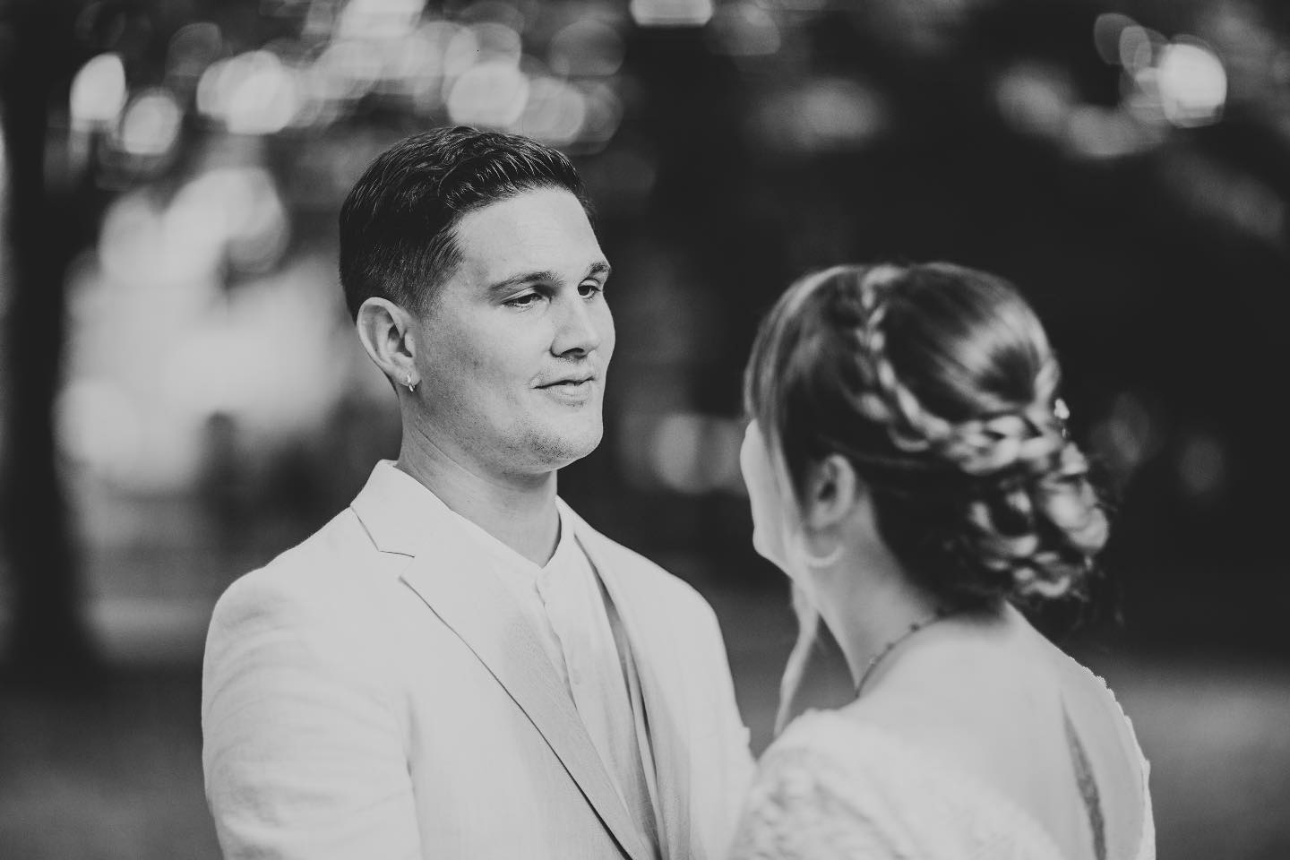 Dans un regard, tout se dit sans un mot… l’amour, la promesse, l’éternité. ✨

Pierre & Élise

#RegardDAmour #MariageÉternel #wedding #mariage #photographe mariage