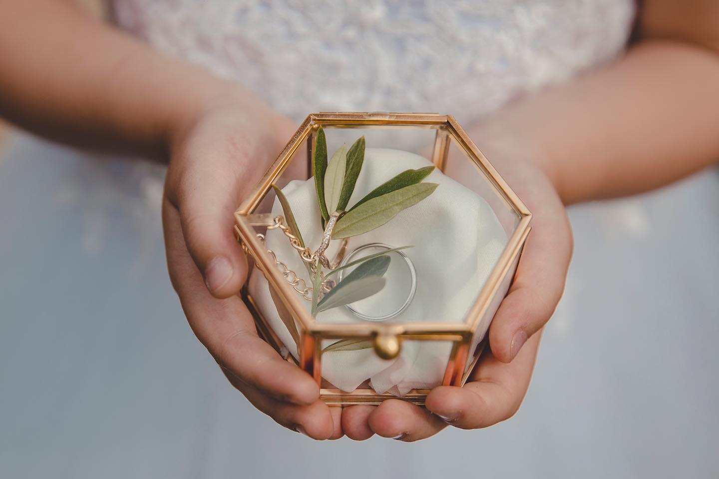 💍 Deux anneaux, un engagement pour la vie. 

Symbole d’un amour sans fin, d’une promesse chuchotée à l’éternité. ✨❤️ 

#PourToujours #EternalLove #Alliances