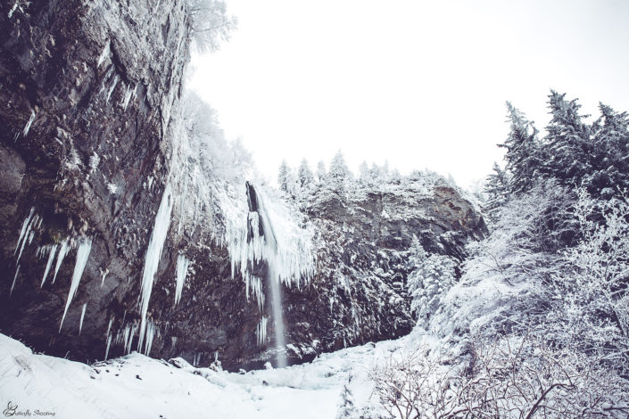 Cascade enneigée